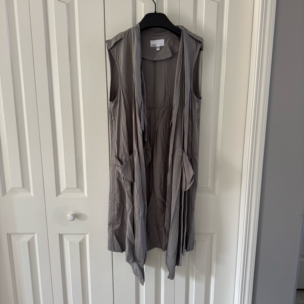 DR2 grey open front sleeveless shirt
